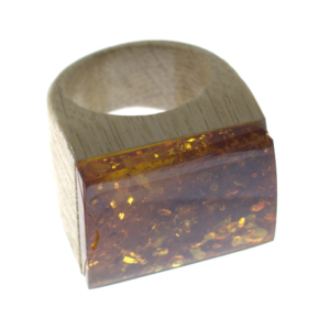Sortija de ámbar, rectangular y grande