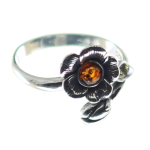 Anillo de ámbar con la plata de ley, la flor con la hoja verde