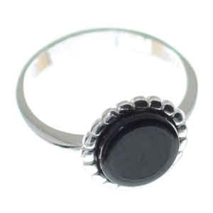 Anillo de azabache con plata de ley, redondo y bordado